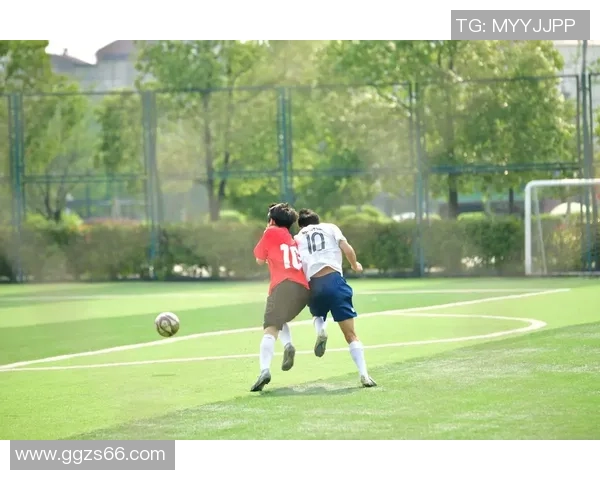 与足球明星亲密接触通过P图技术实现梦想中的合影体验